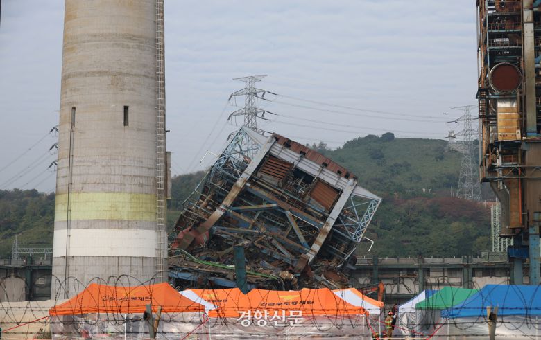울산화력발전소 보일러 타워 붕괴 사고 이틀째인 지난 7일 울산 남구 용잠동 한국동서발전 울산발전본부 울산화력발전소 사고 현장에 보일러 타워가 무너져 있다. 권도현 기자