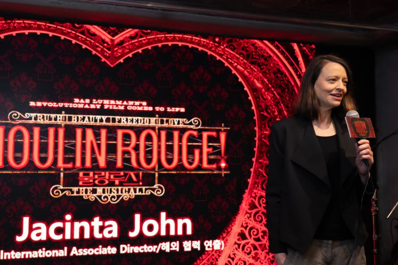 저신타 존 협력 연출이 10일 종로구 이들스에서 열린 기자간담회에서 한국에서 재연 무대를 올리는 <물랑루즈!>에 대해 설명하고 있다.     CJ ENM 제공