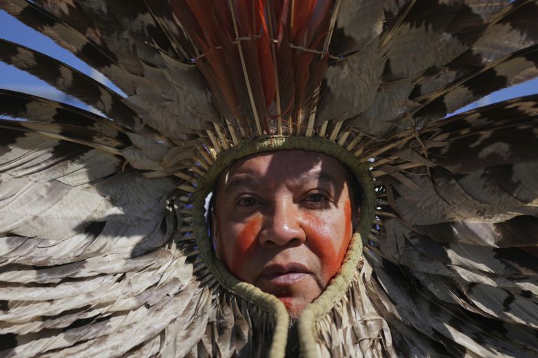 브라질 원주민 남성이 지난 6월 17일(현지시간) 리우데자네이루에서 아마존강 하구 인근 석유 시추 허가에 반대하는 시위를 벌이고 있다. AP연합뉴스