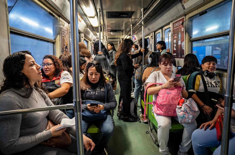 2025년 11월 6일(현지시간) 멕시코 멕시코시티 지하철의 ‘여성 전용’ 칸에서 여성들이 열차를 타고 이동하고 있다. AFP연합뉴스