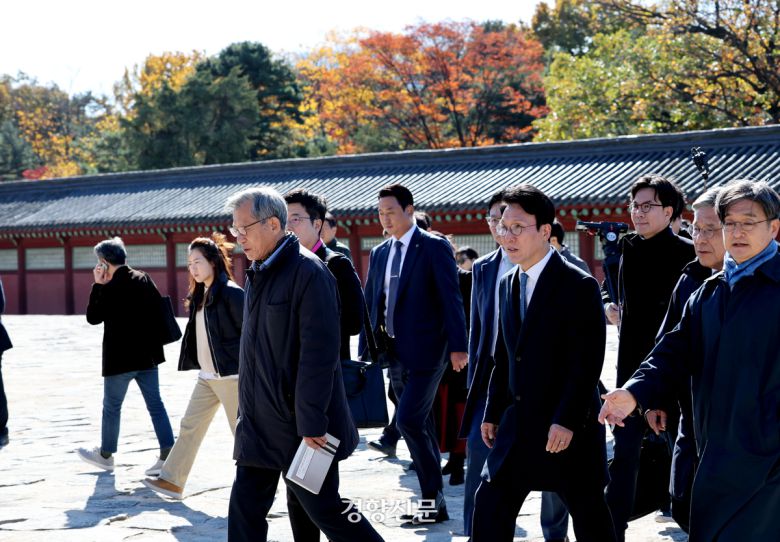 김민석 국무총리가 10일 서울 종로 유네스코 세계문화유산인 종묘를 찾아 최근 서울시의 세운 4지구 재개발 계획에 대한 정부 입장을 표명하고 있다. 청사사진기자단