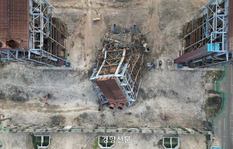 울산화력발전소 보일러 타워 붕괴 사고 이틀째인 지난 7일 울산시 남구 용잠동 한국동서발전 울산발전본부 울산화력발전소 사고 현장에 보일러 타워가 무너져 있다. 권도현 기자