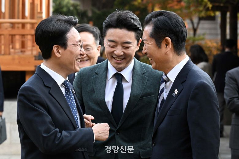 김민석 국무총리(왼쪽), 정청래 더불어민주당 대표(오른쪽), 강훈식 대통령실 비서실장이 9일 서울 종로구 국무총리공관에서 열린 고위당정협의회 참석에 앞서 대화를 나누고 있다. 정지윤 선임기자