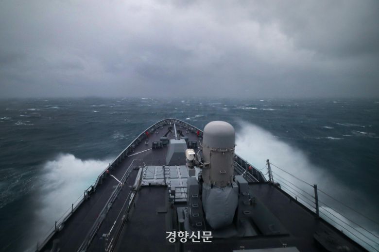 지난 2월1일 제주 앞바다에서 해군 기동함대사령부 이지스구축함 정조대왕함이 모항인 제주해군기지를 향해 항진하고 있다. 사진공동취재단