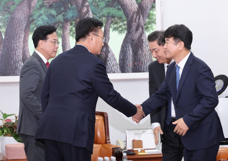 더불어민주당 김병기 원내대표와 문진석 원내수석부대표, 국민의힘 송언석 원내대표와 유상범 원내수석부대표가 11일 서울 여의도 국회에서 만나 대화하고 있다. 연합뉴스