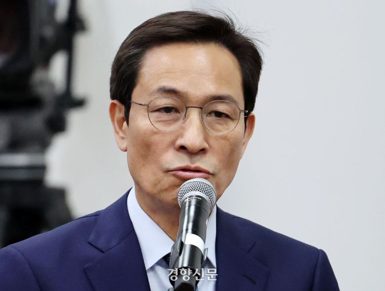 우상호 대통령실 정무수석이 지난 6일 국회 운영위 국정감사에서 의원질의에 답하고 있다. 박민규 선임기자