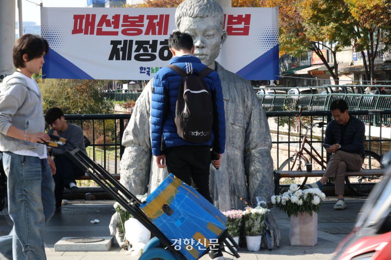 한 시민이 묵념하고 있다.