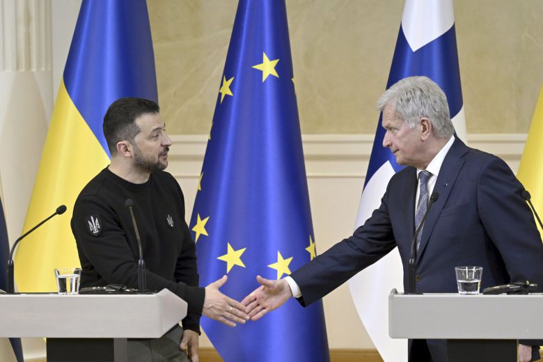 2023년 5월3일(현지시간) 핀란드 헬싱키 대통령궁에서 사울리 니니스퇴 당시 핀란드 대통령(오른쪽)과 볼로디미르 젤렌스키 우크라이나 대통령이 악수하고 있다. AP연합뉴스