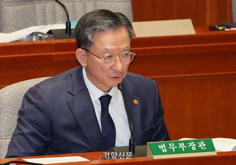 정성호 법무부 장관이 12일 국회 예결위 전체회의에서 의원 질의에 답하고 있다. 박민규 선임기자