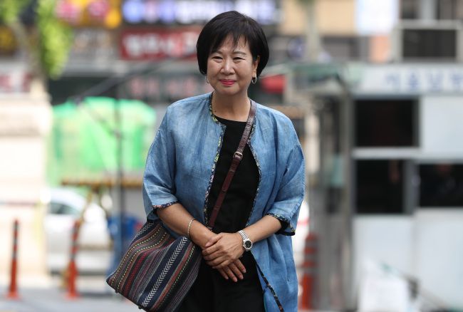 ‘목포 부동산 투기 의혹’으로 기소된 손혜원 전 국회의원이 2019년 8월26일 서울남부지법에서 열린 첫 공판기일에 출석하고 있다. 연합뉴스