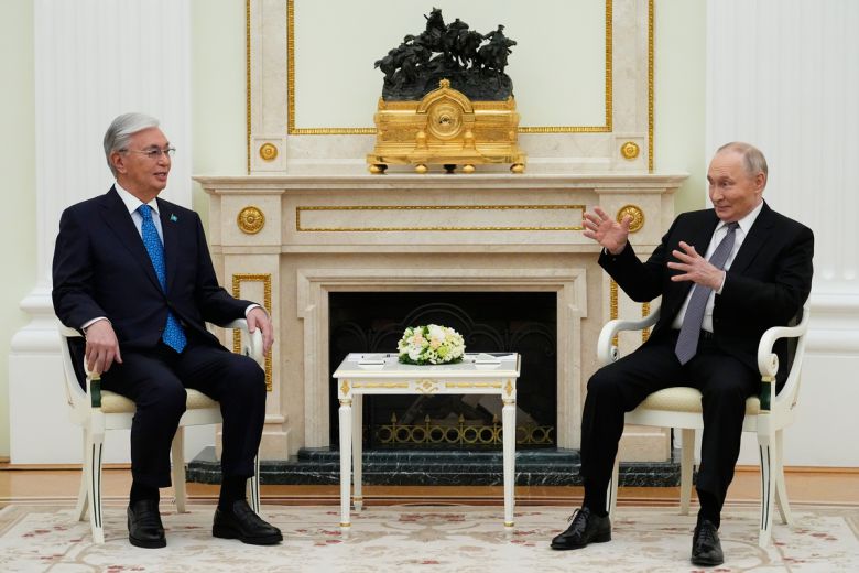 카심-조마르트 토카예프 카자흐스탄 대통령(왼쪽)과 블라디미르 푸틴 러시아 대통령이 11일(현지시간) 러시아 모스크바 크렘린궁에서 정상회담을 하고 있다. EPA연합뉴스
