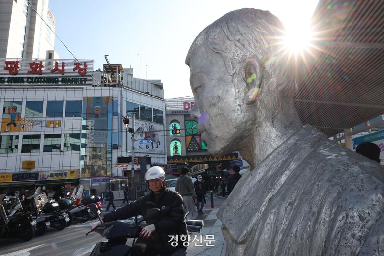 전태일 열사 55주기를 하루 앞둔 12일 서울 종로구 전태일 다리(버들 다리)에 전태일 동상이 세워져 있다. 한수빈 기자