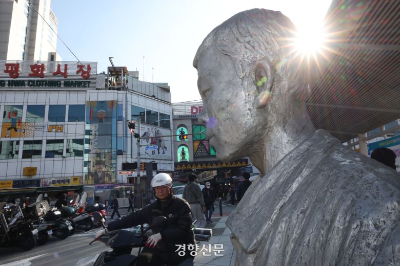 전태일 열사 55주기를 하루 앞둔 12일 서울 종로구 전태일 다리(버들 다리)에 전태일 동상이 세워져 있다. 2025.11.12 한수빈 기자