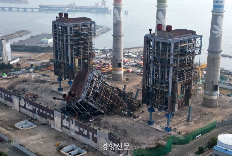 울산화력발전소 보일러 타워 붕괴 사고 이틀째인 지난 7일 울산시 남구 용잠동 한국동서발전 울산발전본부 울산화력발전소 사고 현장에 보일러 타워가 무너져 있다. 권도현 기자