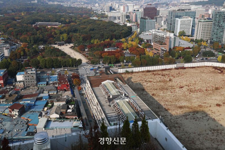 국가유산청과 협의 없이 역사문화환경 보존지역 바깥에서의 개발 규제를 완화한 서울시 조례 개정이 유효하다는 대법원 판결이 나온 지난 6일 서울 종로구 종묘와 세운4구역. 정효진 기자