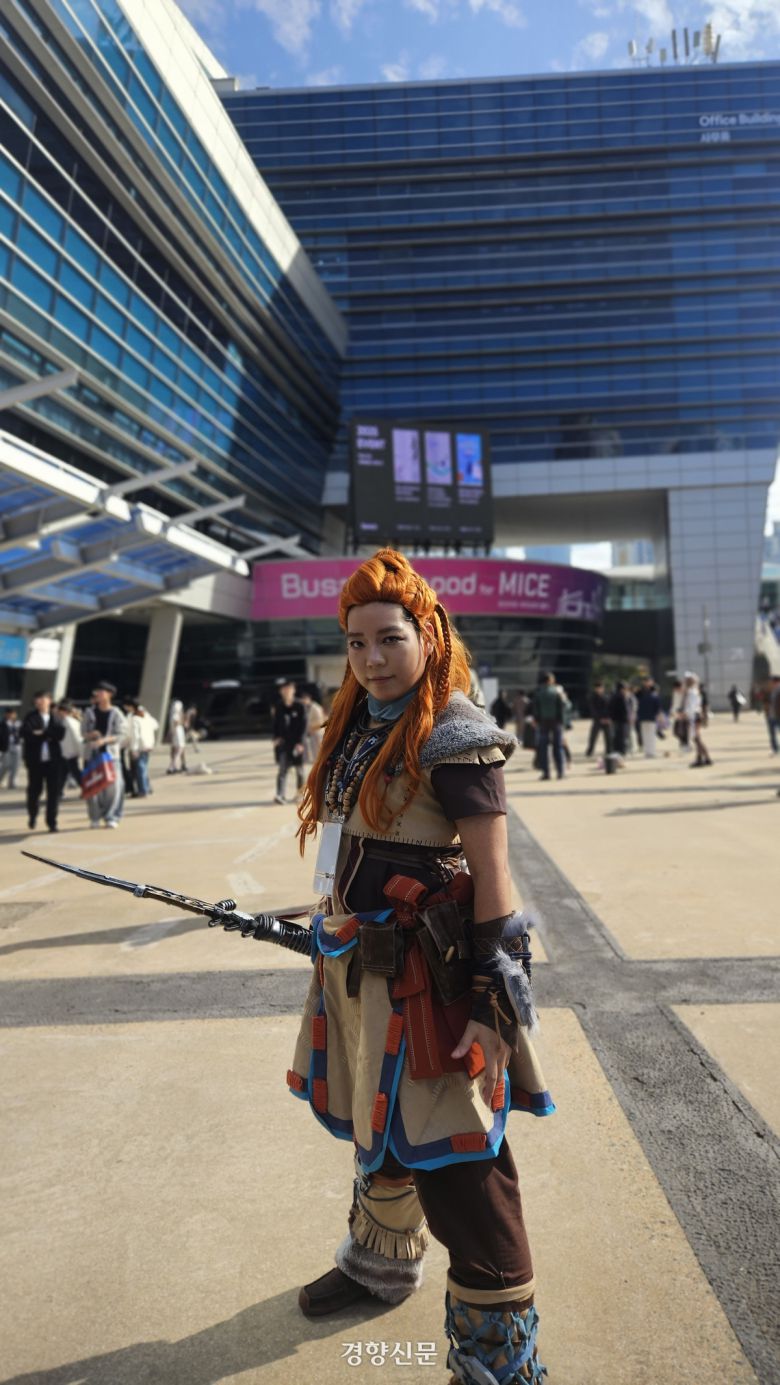 게임 ‘호라이즌’ 속 캐릭터 에일로이로 분장한 코스어 실버(닉네임)가 지스타 2025 첫날인 13일 부산 벡스코 앞에서 포즈를 취하고 있다. 최민지 기자