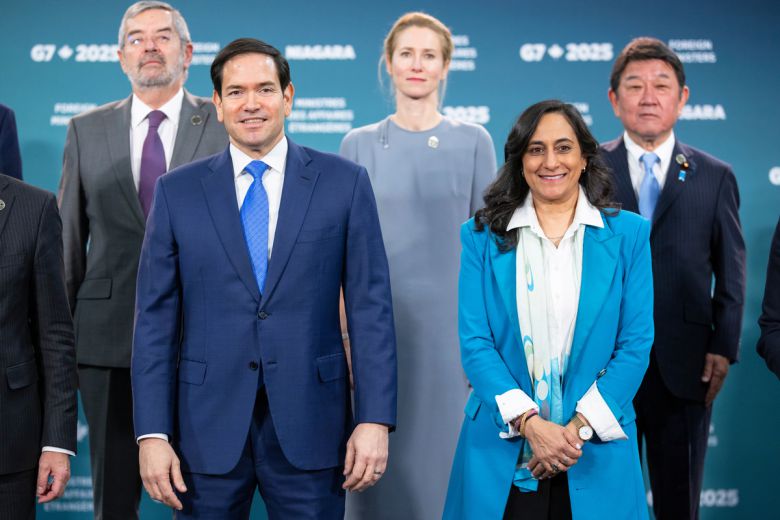 마르코 루비오 미국 국무장관(왼쪽 아래)과 아니타 아난드 캐나다 외무장관이 12일(현지시간) 캐나다 온타리오주 나이아가라 온 더 레이크에서 열린 주요 7개국(G7) 외교장관 회의 기념촬영을 하고 있다. AP연합뉴스