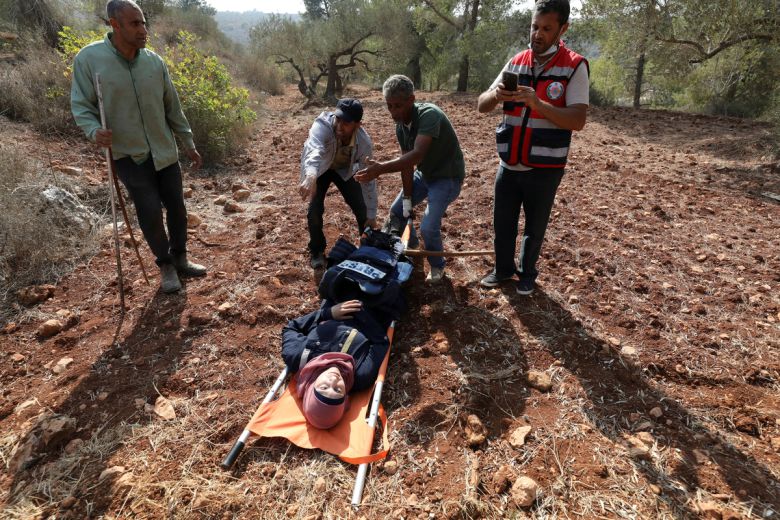 로이터 통신 기자 라닌 사와프타가 8일(현지시간) 요르단강 서안 지구 나블루스 인근에서 이스라엘 정착민들의 공격을 받은 후 의료진에 의해 옮겨지고 있다. 로이터연합뉴스