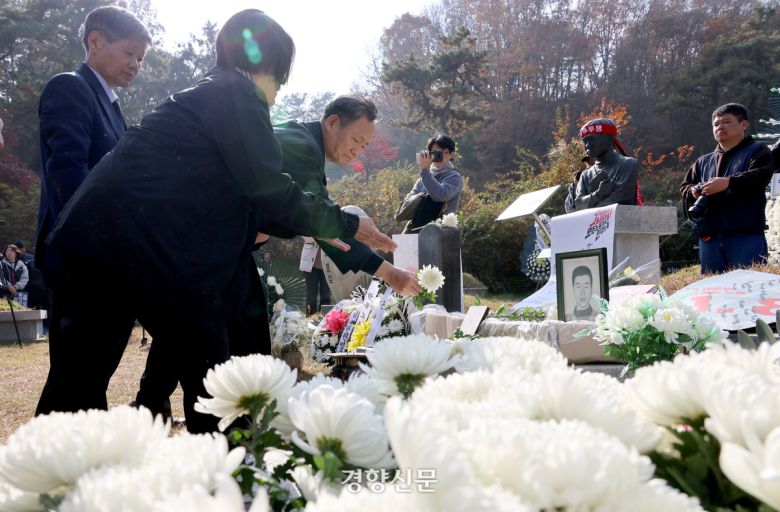 전태일 열사 55주기인 13일 경기도 남양주시 모란공원묘원에서 열린 추모식에서 유가족들이 헌화하고 있다. 김창길 기자