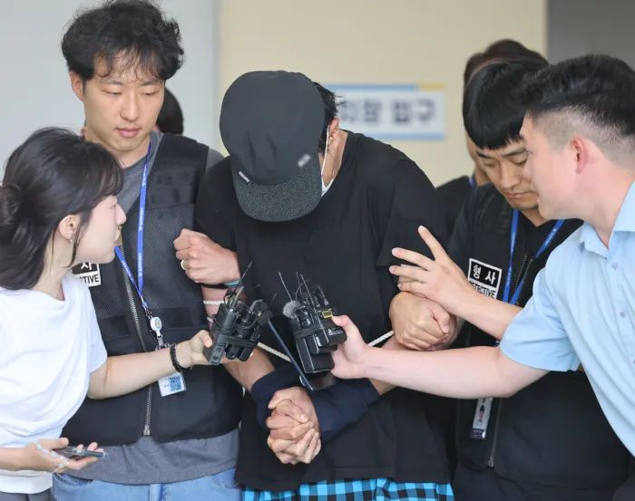 울산의 한 병원 주차장에서 20대 여성에게 흉기를 휘둘러 살해를 시도한 혐의(살인미수)로 경찰에 체포된 장형준. 연합뉴스