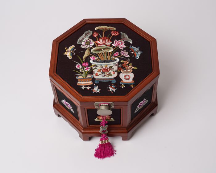 사계분경 팔각보석함. 이정희 자수장 제공