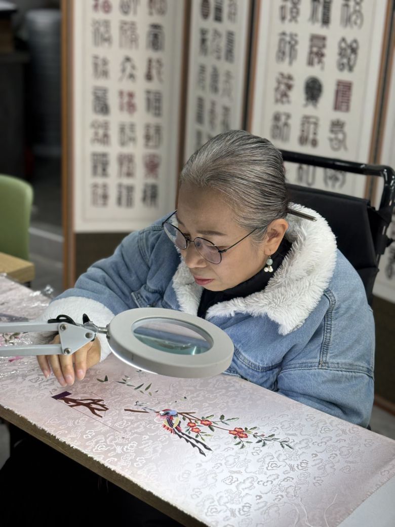 벌써 44년이나 됐지만, 이 자수장은 자수가 여전히 재밌다고 말한다.