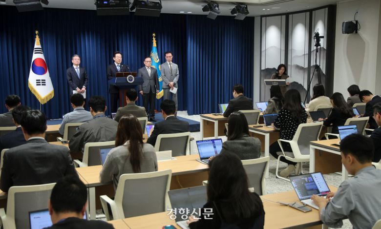 이재명 대통령이 14일 용산 대통령실 브리핑룸에서 한·미 조인트 팩트시트 발표 소식을 전하고 있다. 대통령실사진기자단