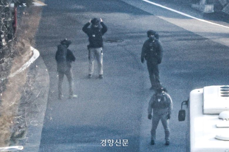 윤석열 전 대통령에 대한 공수처의 2차 체포영장 집행을 앞둔 지난 1월12일 서울 용산구 한남동 대통령 관저에서 헬멧과 전술복 등을 착용한 경호처 관계자들이 경내를 살펴보고 있다. 성동훈 기자