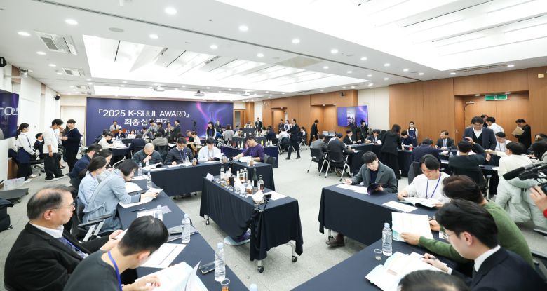 80명의 심사위원들이 14일 서울지방국세청에서 열린 ‘K-술 어워드’에서 주류를 시음한 뒤 수상 후보작을 평가하고 있다. 국세청 제공