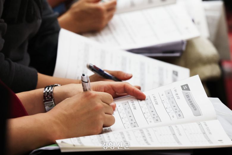 학부모들이 필기하고 있다.