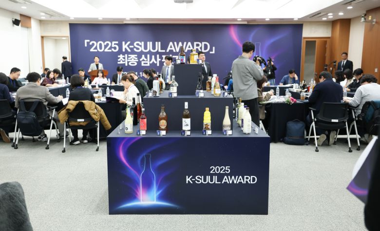 국세청이 14일 서울지방국세청에서 주관한 ‘K-술 어워드’에서 국내 전통주들이 진열돼 있다. 국세청 제공