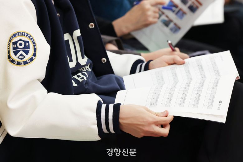 연세대학교 잠바를 입은 학생이 설명회에 참석해 있다.