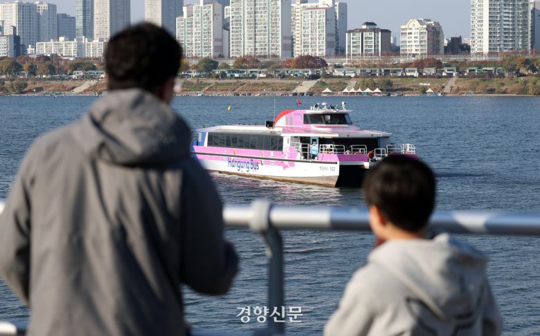 16일 서울 송파구 잠실선착장 인근에서 시민들이 멈춰선 한강버스를 바라보고 있다. 지난 15일 서울 한강버스가 서울 송파구 잠실선착장 인근 강바닥에 걸려 멈춰서 일부 구간이 운항 중단됐다. 권도현 기자