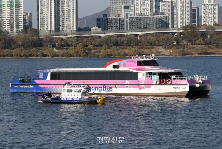 한강경찰대 보트가 16일 서울 송파구 잠실 선착장 인근 강바닥에 걸려 멈춘 한강버스에 접근하고 있다. 권도현 기자