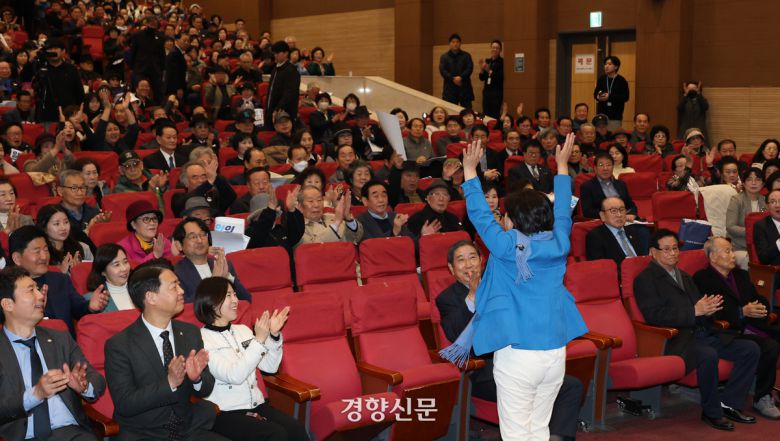 더불어민주당 서울시장 후보군에 포함된 서영교 의원이 17일 국회 의원회관에서 열린 민주당 서울시당 ‘민주뿌리위원회 정치아카데미’ 행사에서 참석자들에게 손을 들어 인사하고 있다. 박민규 선임기자