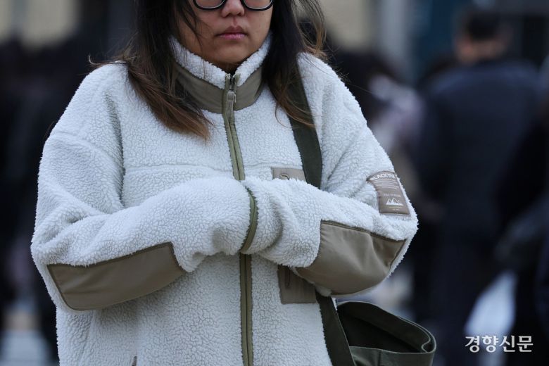 급격한 한파가 찾아온 17일 서울 종로구 광화문네거리에서 시민들이 두꺼운 옷을 입고 출근하고 있다. 정효진 기자