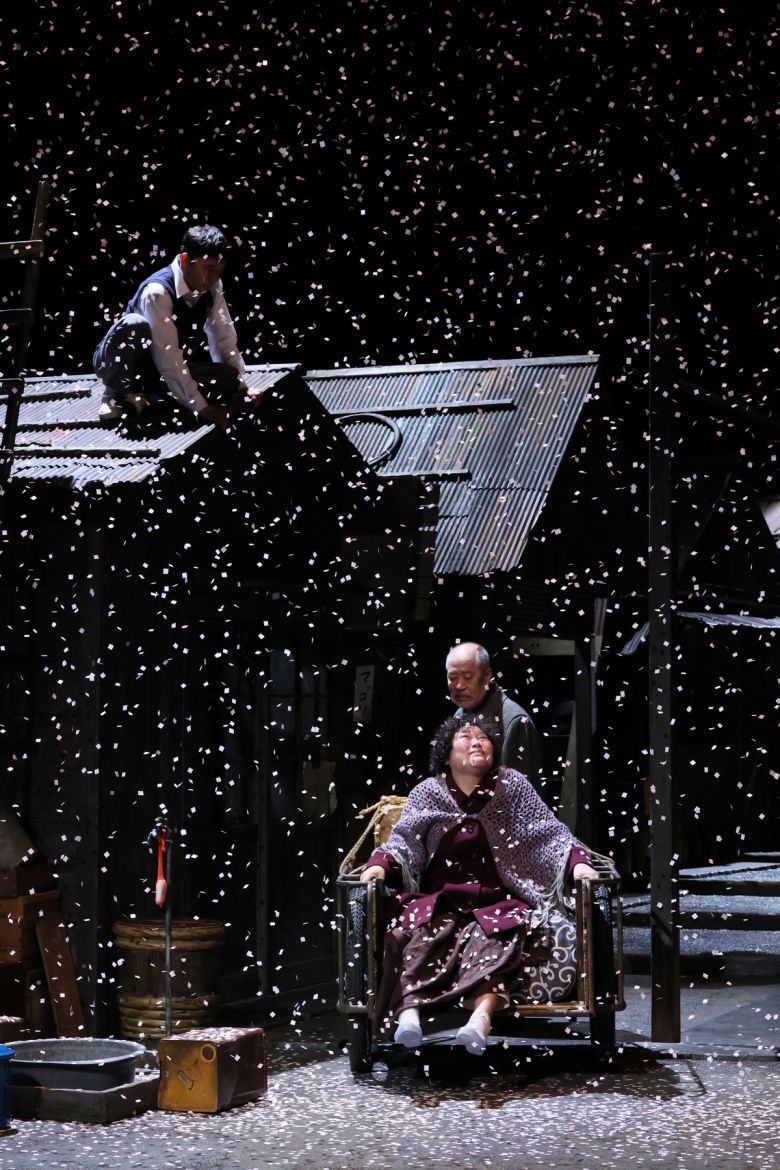 연극 <야끼니꾸 드래곤>의 공연 장면.   사진 미야가와 마이코·제공 일본 신국립극장