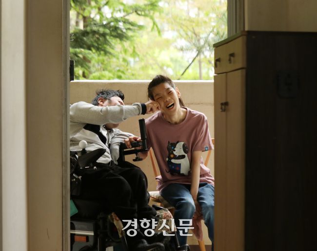 탈시설한 장애인들. 경향신문 자료사진