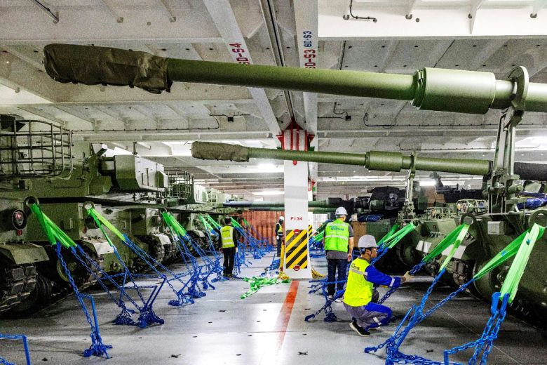 현대글로비스 자동차운반선 내 화물 데크에 K9 자주포들이 적재돼 있다. 현대글로비스 제공