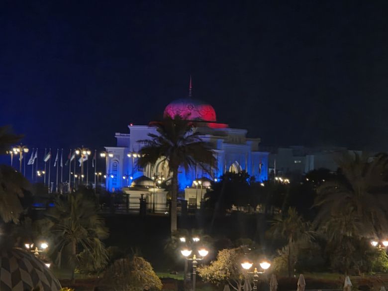 17일(현지시간) 아랍에미리트연합(UAE) 아부다비 대통령궁이 이재명 대통령의 국빈 방문을 환영하는 태극기 조명으로 빛나고 있다. 공동취재 제공.