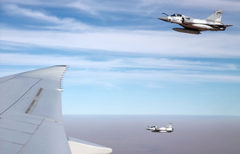 아랍에미리트(UAE)를 국빈 방문하는 이재명 대통령과 김혜경 여사가 탑승한 공군 1호기가 17일(현지시간) UAE 상공에서 UAE 공군 전투기의 호위를 받고 있다. 연합뉴스