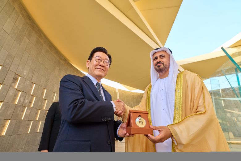이재명 대통령이 17일(현지시간) 아랍에미리트연합(UAE) 현충원인 와하트 알 카리마를 방문해 디얍 대통령 직속 개발·보훈 사무국 부의장으로부터 기념메달을 받은 뒤 악수하고 있다. 연합뉴스