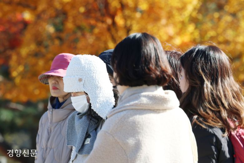 서울 중구 덕수궁을 찾은 관광객들이 따뜻한 옷차림을 하고 있다.  한수빈 기자