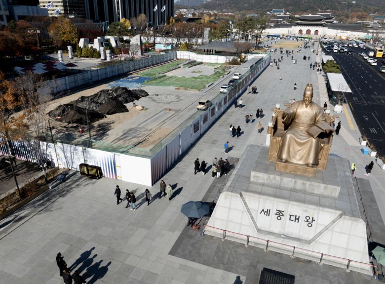 시민 60% 반대에도…세종대왕 옆 ‘받들어총’ 세우나 18일 서울 광화문광장 세종대왕상 왼편으로 6·25 참전용사를 기리는 조형물인 ‘받들어총’이 조성된 ‘감사의 정원’ 공사 현장이 보인다. 연합뉴스