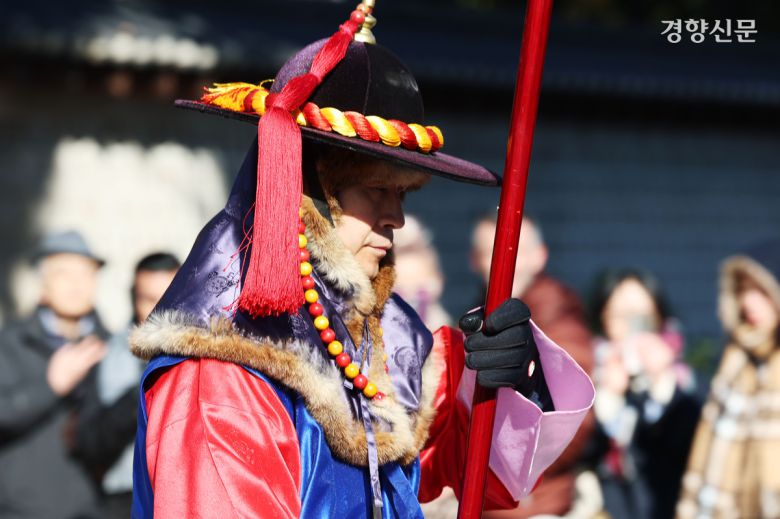 덕수궁 수문장이 따뜻한 옷차림을 하고 있다.