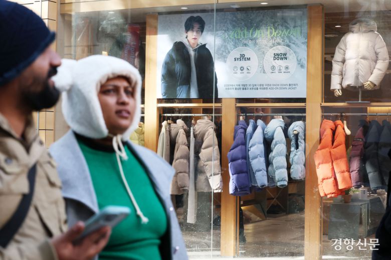 명동의 한 옷가게에 겨울옷이 걸려 있다.