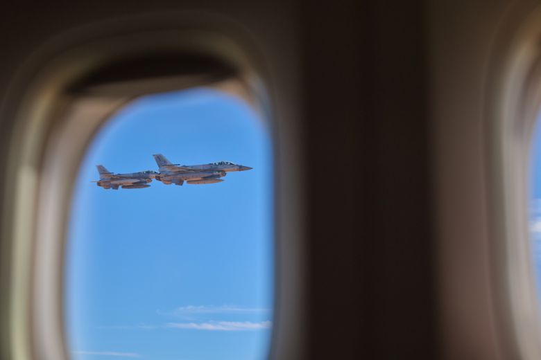 아랍에미리트(UAE)를 국빈 방문하는 이재명 대통령과 김혜경 여사가 탑승한 공군 1호기가 17일(현지시간) UAE 상공에서 UAE 공군 전투기의 호위를 받고 있다. 연합뉴스