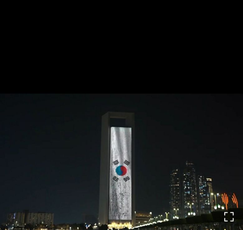 17일(현지시간) 아랍에미리트연합(UAE) 국영석유회사 ADNOC 본사건물이 이재명 대통령의 국빈 방문을 환영하는 태극기 조명으로 빛나고 있다. 공동취재 제공