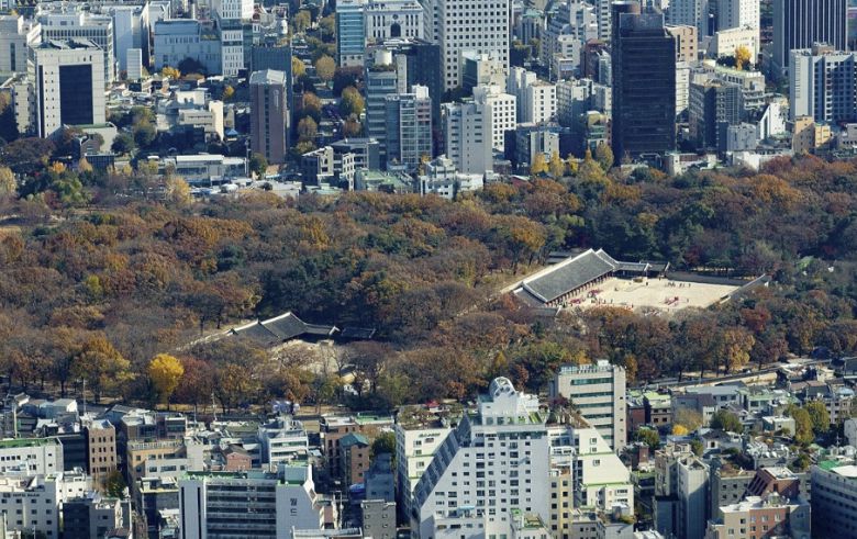 서울 종묘 인근 재개발을 두고 여야가 대립을 이어가고 있는 18일 서울 종로구 종묘에서 관람객들이 이동하고 있다. 연합뉴스