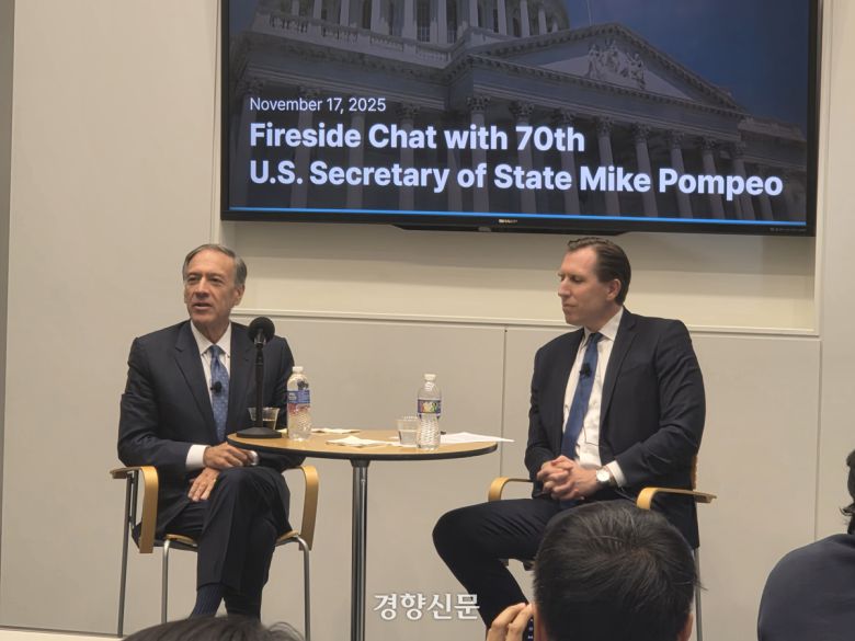 도널드 트럼프 1기 미국 행정부에서 국무장관을 지낸 마이크 폼페이오 전 장관(왼쪽)이 17일(현지시간) 워싱턴에서 열린 법무법인 대륙아주 주최 간담회에서 특파원단의 질문에 답하고 있다. 워싱턴 | 정유진 특파원